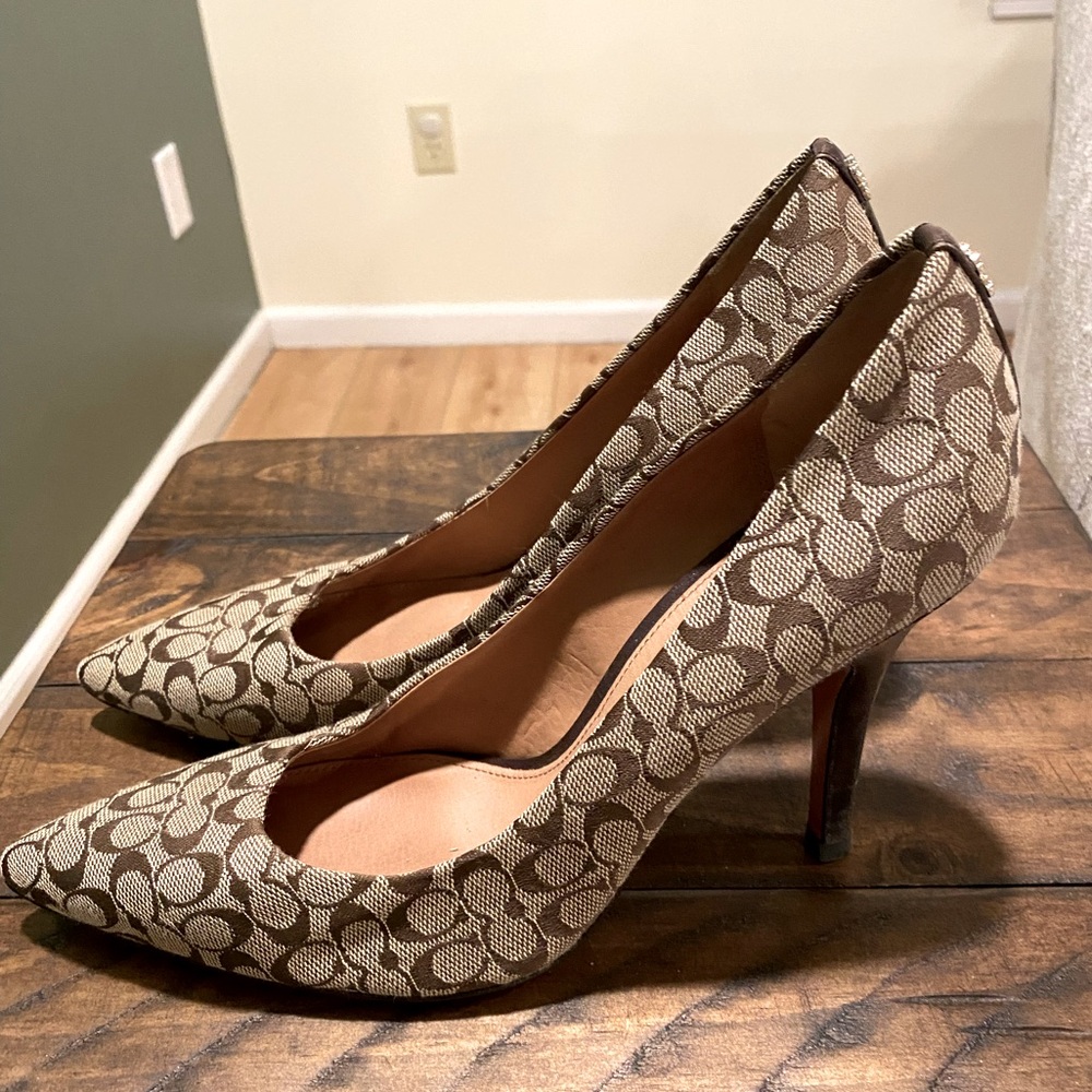 Women’s Coach signature pattern tan/brown pumps